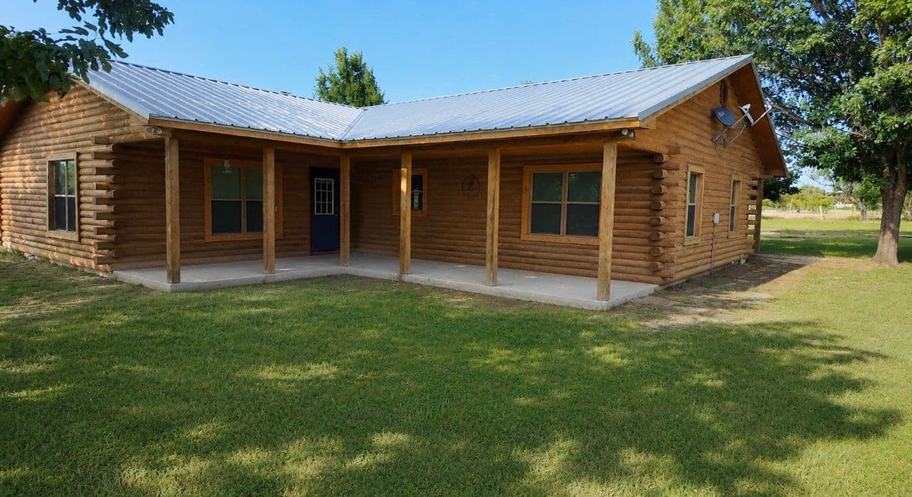 Encantadora cabaña de troncos en un hermoso terreno de 4.17 acres.