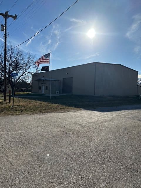 Edificio comercial de metal de 7,658± pies cuadrados sobre 1.6± acres en Richland Springs, TX, con grúas elevadoras, oficina y muelles de carga.