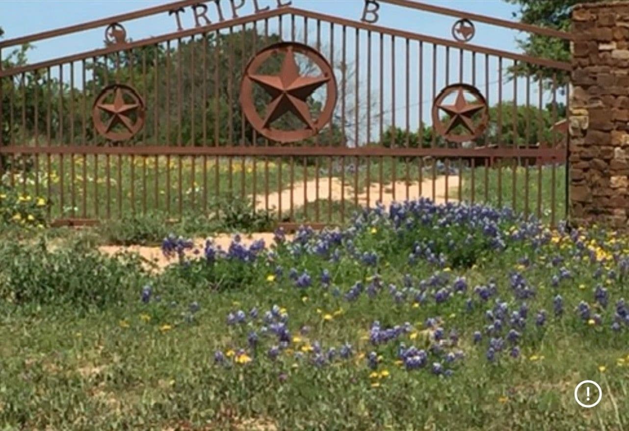 Hermosa entrada con portón al Rancho Triple B.